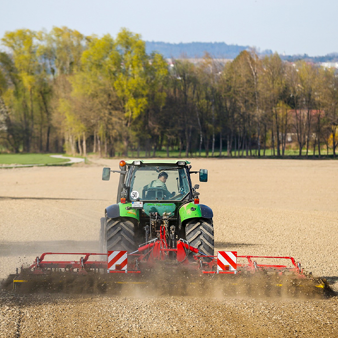 ტრაქტორის აღჭურვილობის უკან მყოფი გუნდი